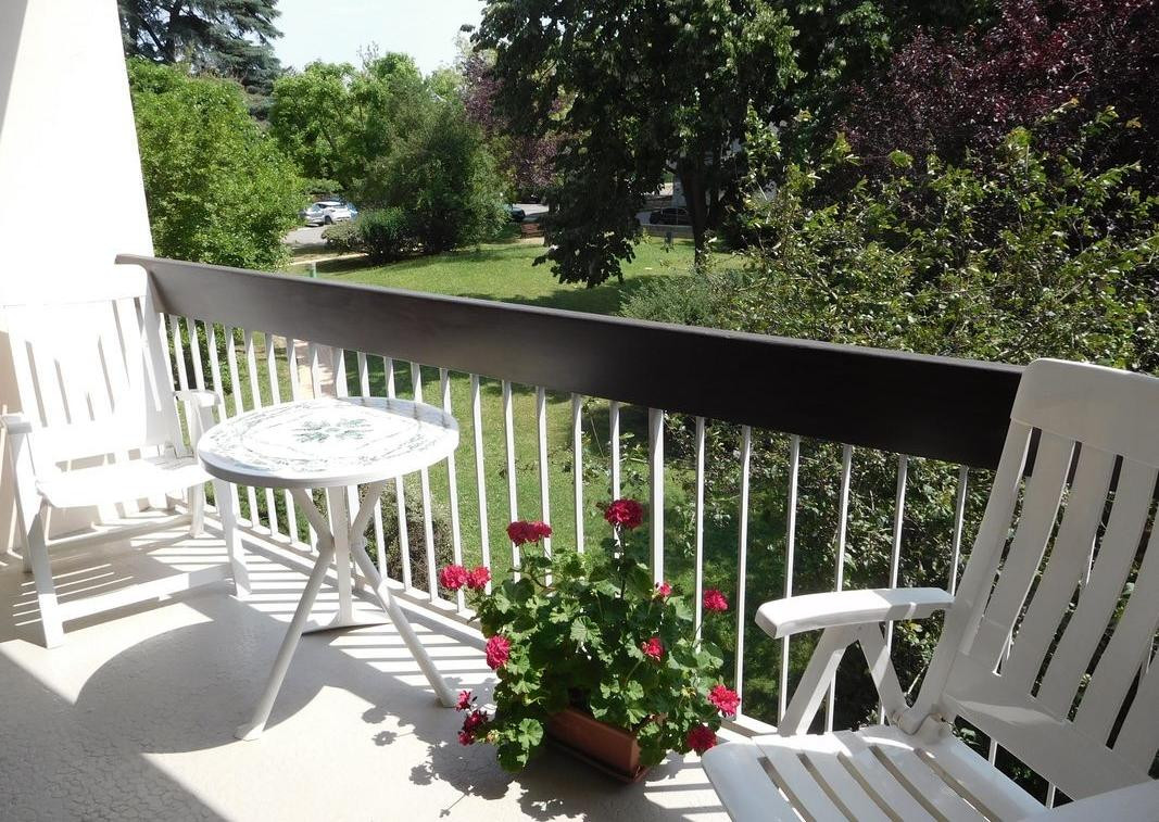 
                                                Location
                                                 Beau T2 meublé 47m² à Saint Genis Laval au calme