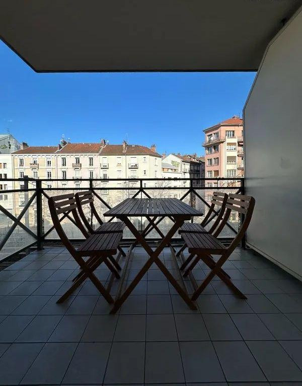 
                                                Location
                                                 Beau T2 meublé 47m² quartier de l’estacade