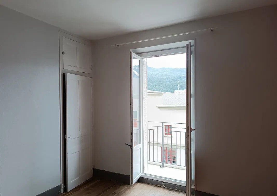 
                                                Location
                                                 Beau T2 meublé 48m² avec 2 balcons