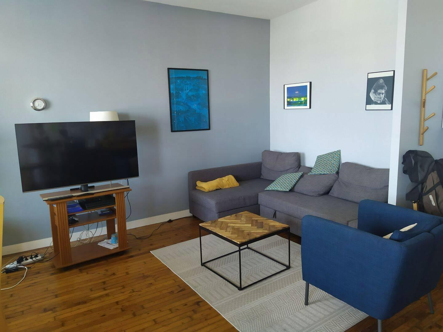 
                                                Location
                                                 Beau T2 meublé 61m²  vue mer Corniche