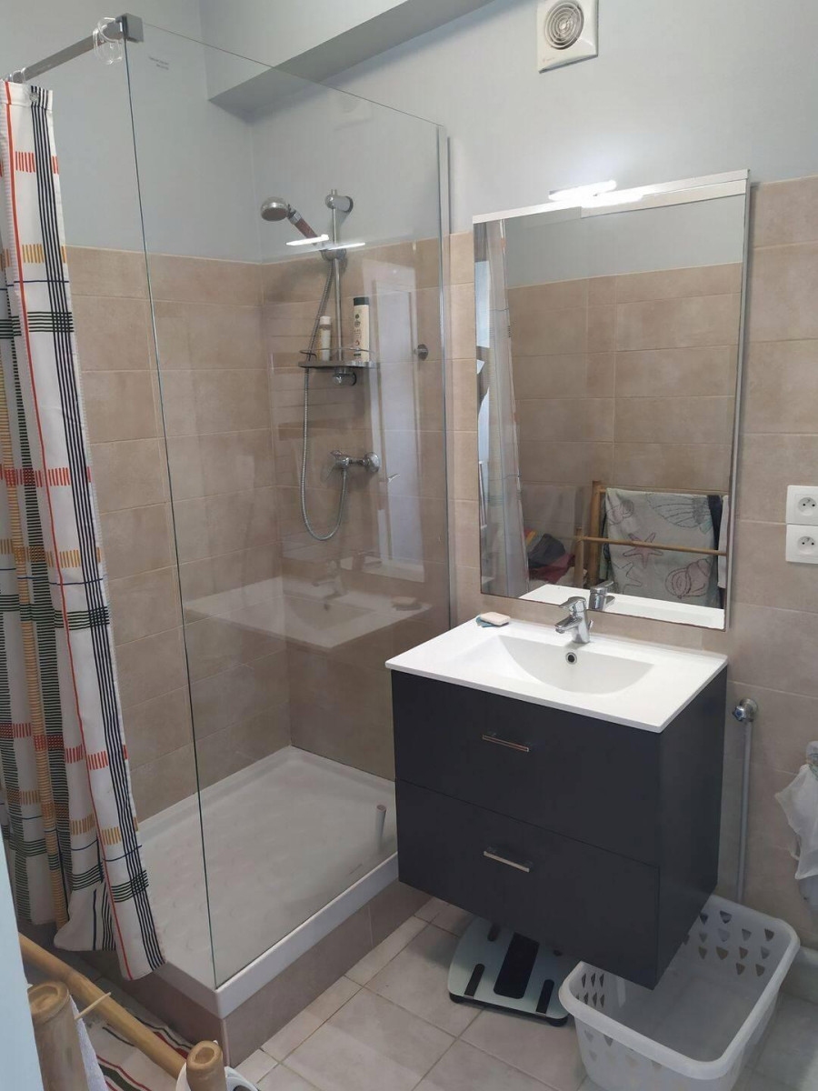 
                                                Location
                                                 Beau T2 meublé 61m²  vue mer Corniche