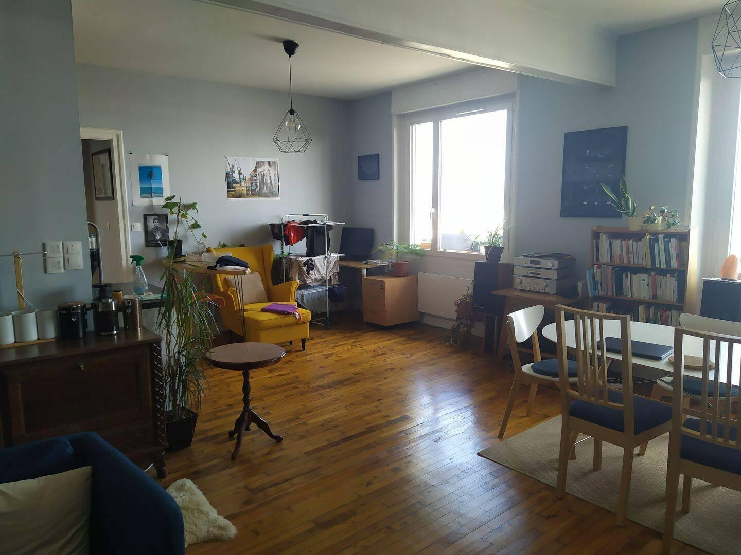 
                                                Location
                                                 Beau T2 meublé 61m²  vue mer Corniche