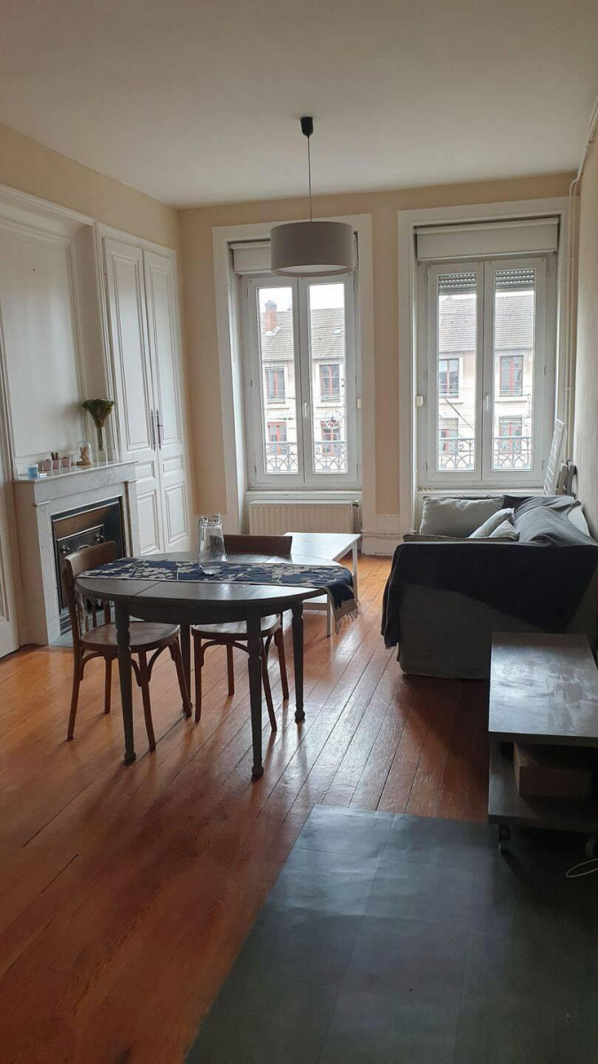 
                                                Location
                                                 Beau T2 meublé 64m² lumineux et traversant