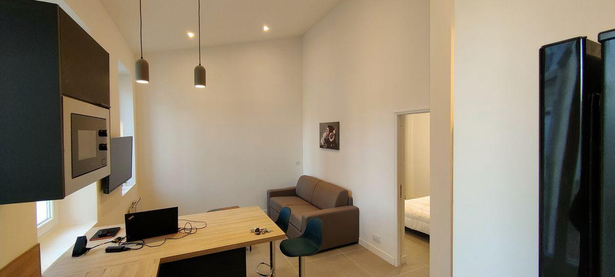 
                                                Location
                                                 Beau T2 meublé climatisé