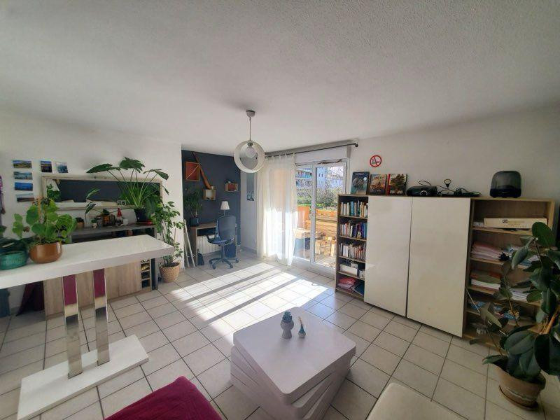 
                                                Location
                                                 Beau T2 meublé et traversant 47m²