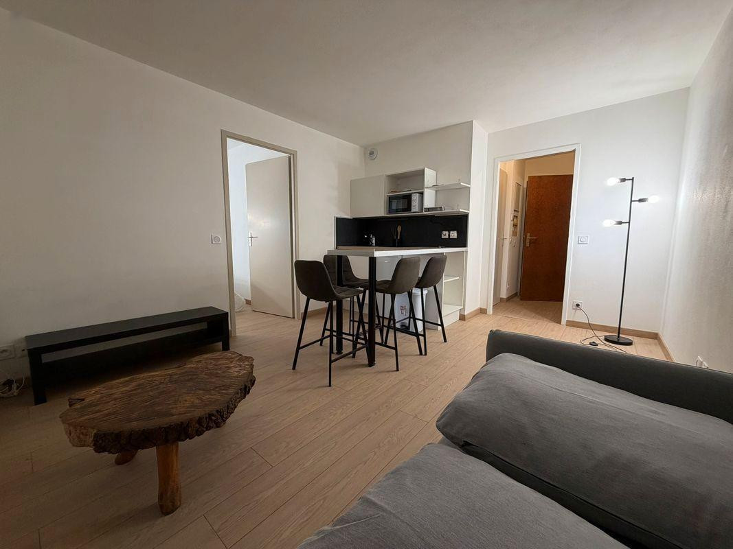 
                                                Location
                                                 Beau T2 refait à neuf 27m²