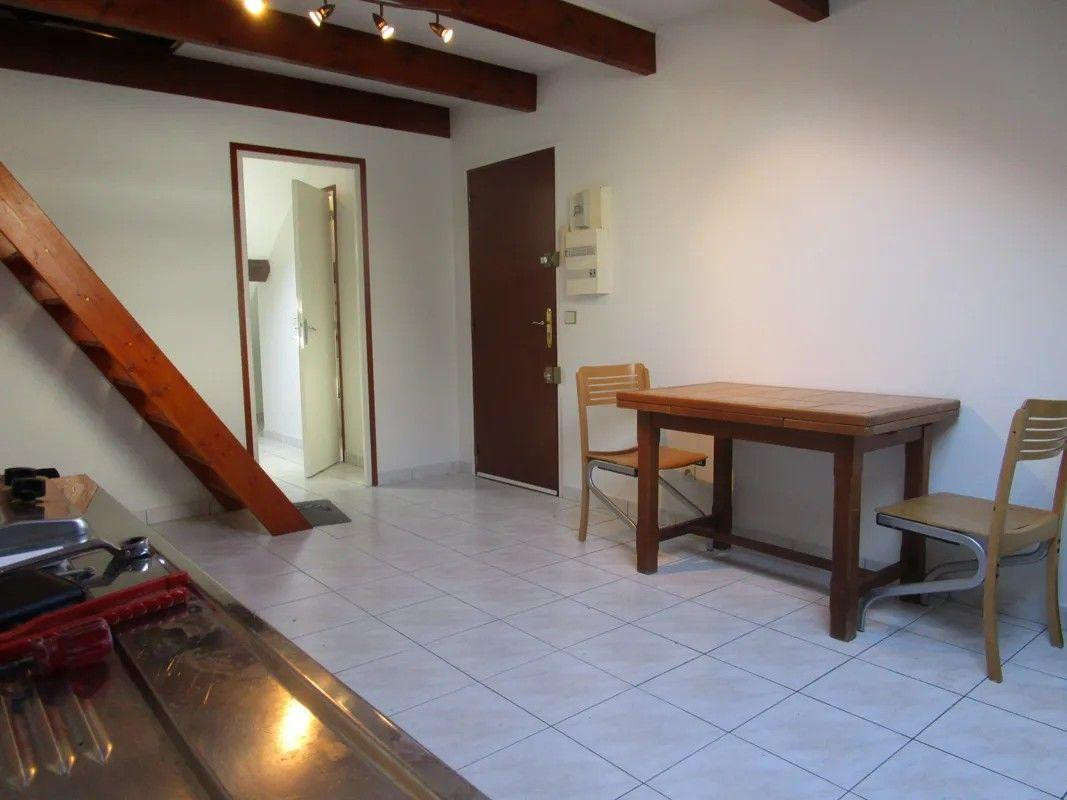 
                                                Location
                                                 Beau T2 refait à neuf gare de Corbeil Essonnes