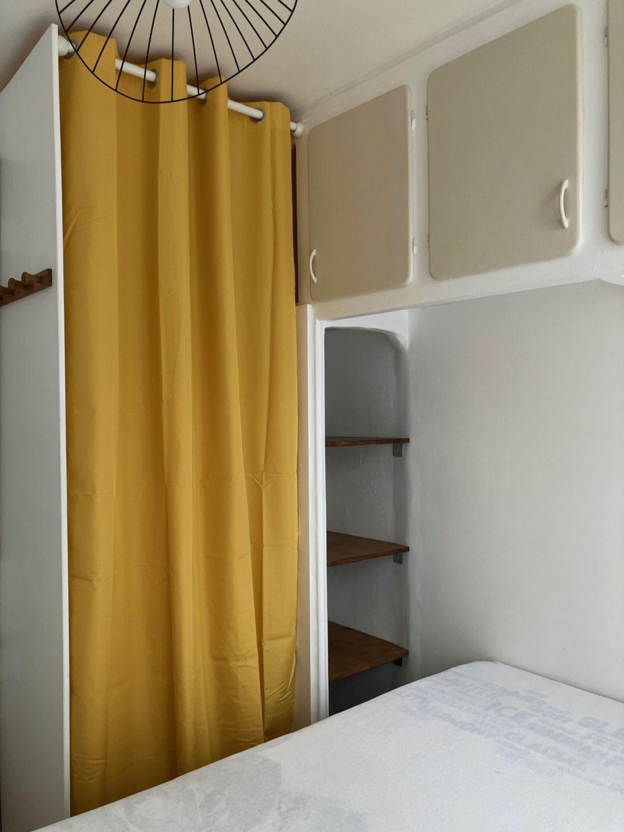 
                                                Location
                                                 Beau T2 rénové, charmant et très calme