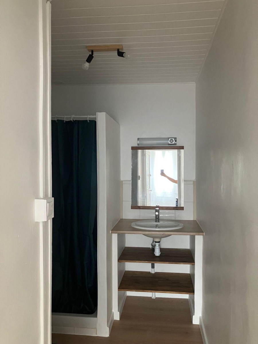 
                                                Location
                                                 Beau T2 rénové, charmant et très calme