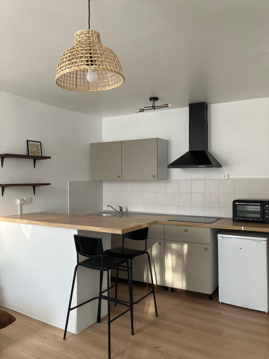 
                                                Location
                                                 Beau T2 rénové, charmant et très calme