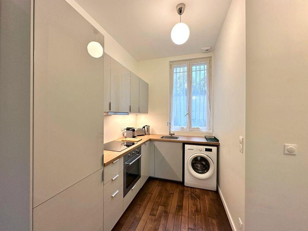 
                                                Location
                                                 Beau T2 rénové neuf, meublé complet 32m²