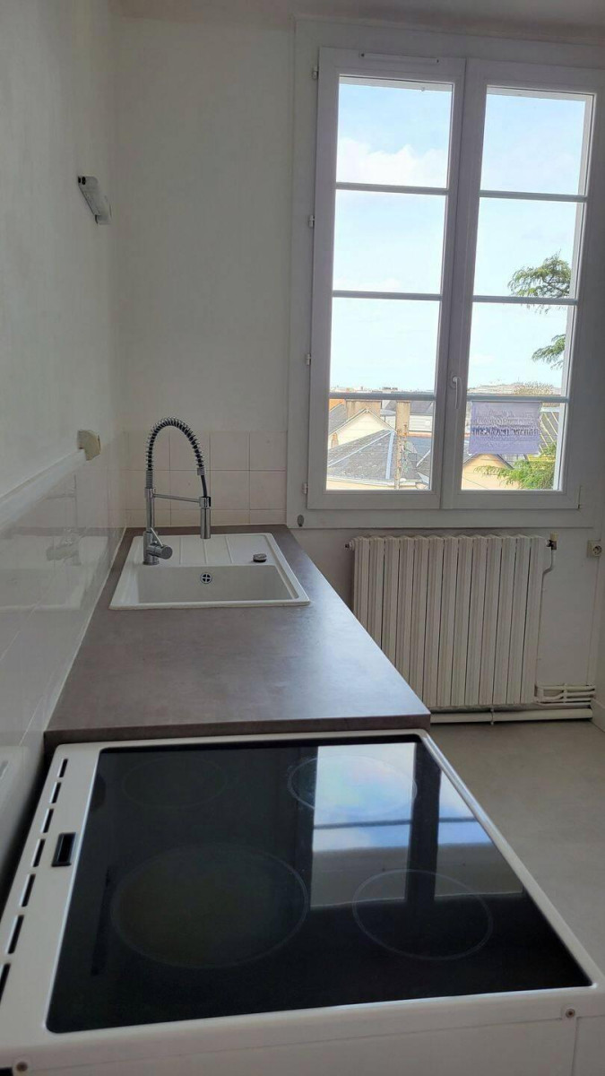 
                                                Location
                                                 Beau T2 sur la Butte Ste Anne 42m²