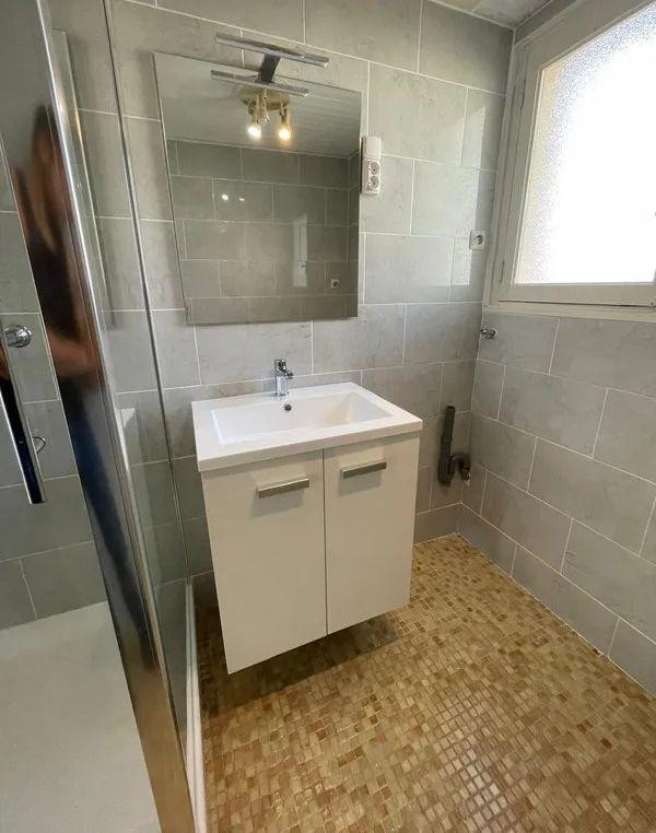 
                                                Location
                                                 Beau T3/4 d61m² refait à neuf avec 2 balcons