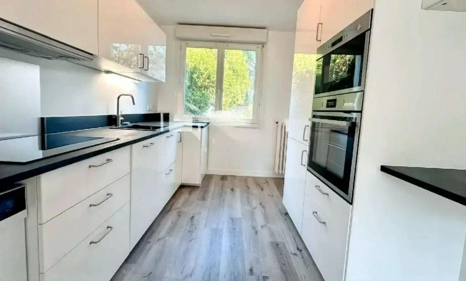 
                                                Location
                                                 Beau T3 57m² rénové, lumineux avec parking et cave