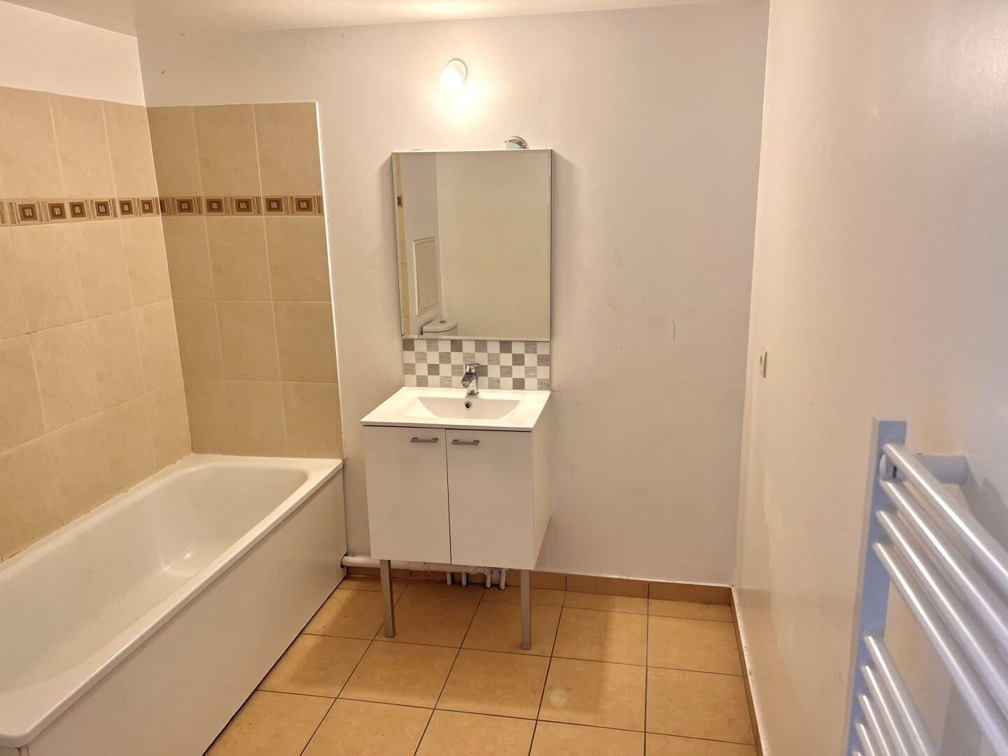 
                                                Location
                                                 Beau T3 58m² avec balcon dans résidence récente