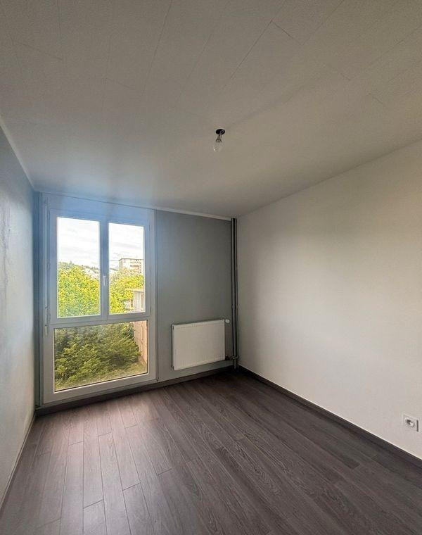 
                                                Location
                                                 Beau T3 65m² rénové  avec grand balcon
