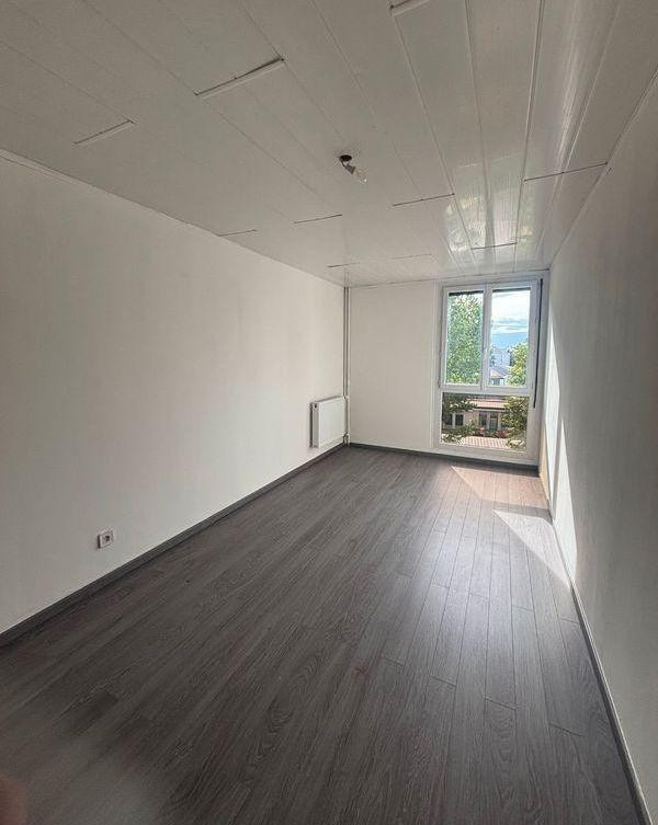 
                                                Location
                                                 Beau T3 65m² rénové  avec grand balcon