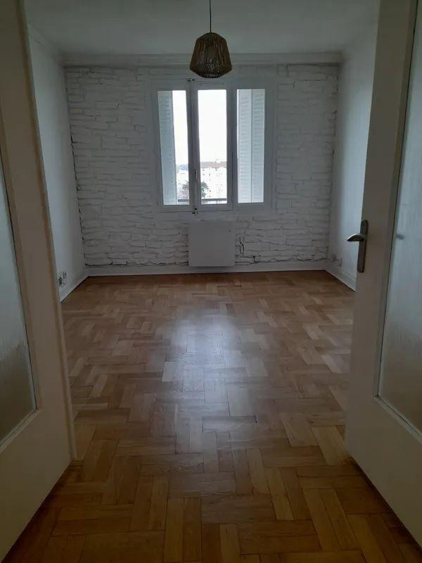 
                                                Location
                                                 Beau T3 70 m² dernier étage quartier Poudrette