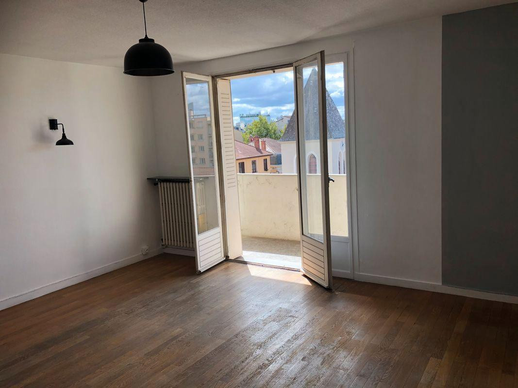 
                                                Location
                                                 Beau T3 71m² très clair sans vis-à-vis