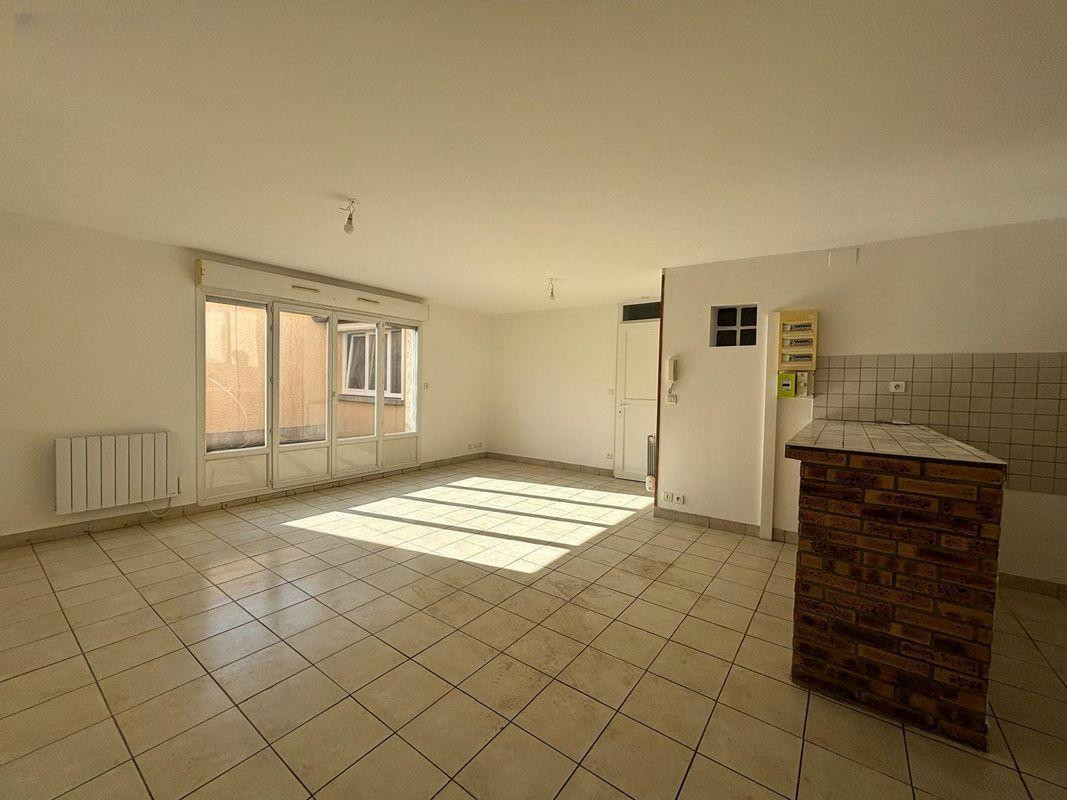 
                                                Location
                                                 Beau T3 80m² - secteur hôpital Sébastopol