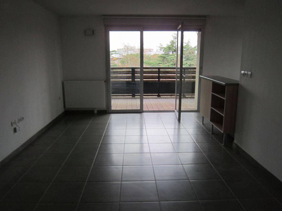 
                                                Location
                                                 Beau T3 dans résidence récente 63m²