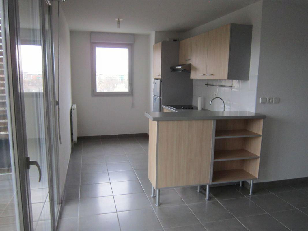 
                                                Location
                                                 Beau T3 dans résidence récente 63m²