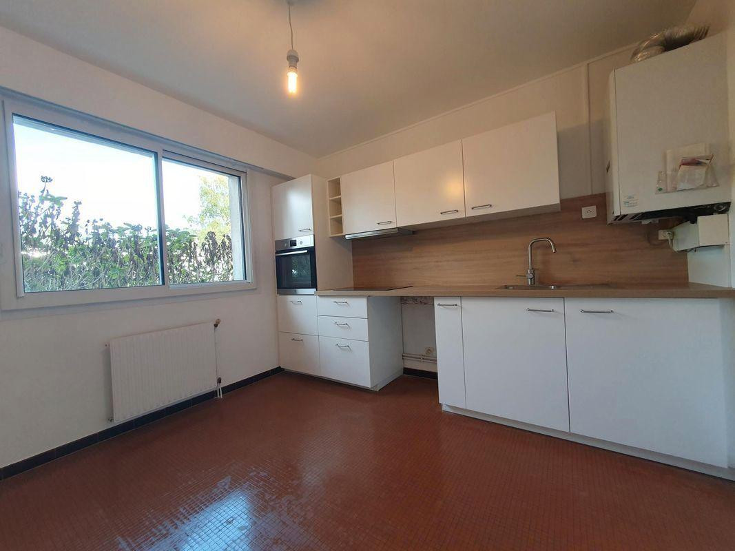 
                                                Location
                                                 Beau T3 de 79m² avec 2 chambres cuisine neuve