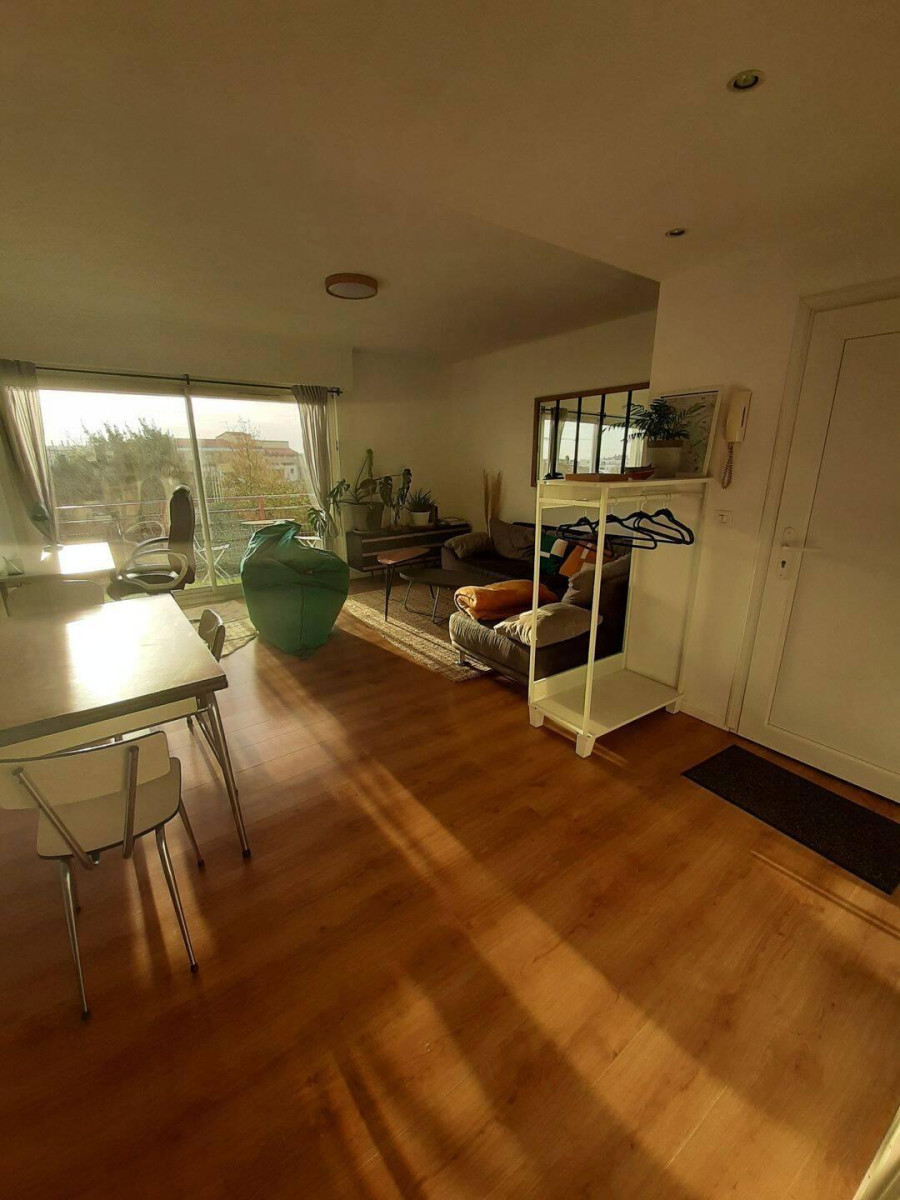 
                                                Location
                                                 Beau T3 meublé 63m² traversant et lumineux