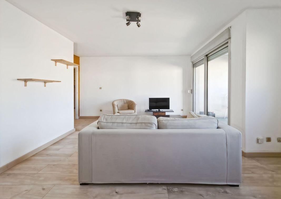 
                                                Location
                                                 Beau T3 meublé 70m² avec Terrasse & Box