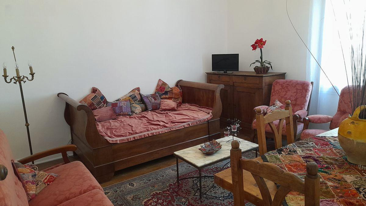 
                                                Location
                                                 Beau T3 Meublé 75m²