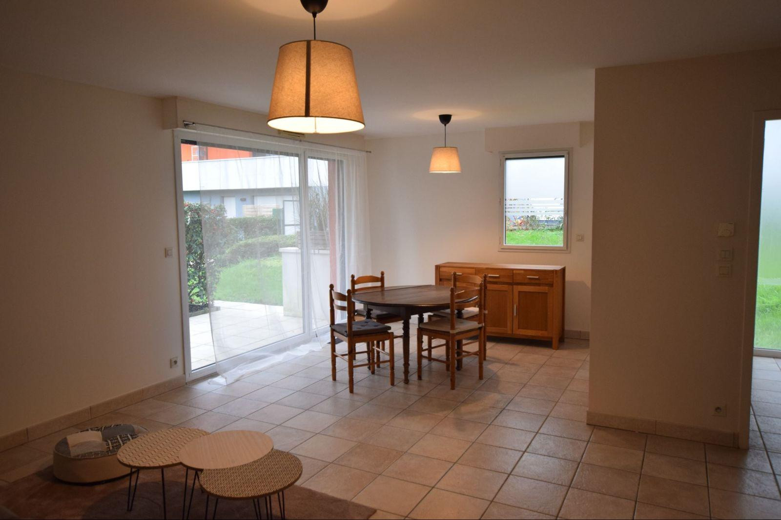 
                                                Location
                                                 Beau T3 meublé avec terrasse privative.