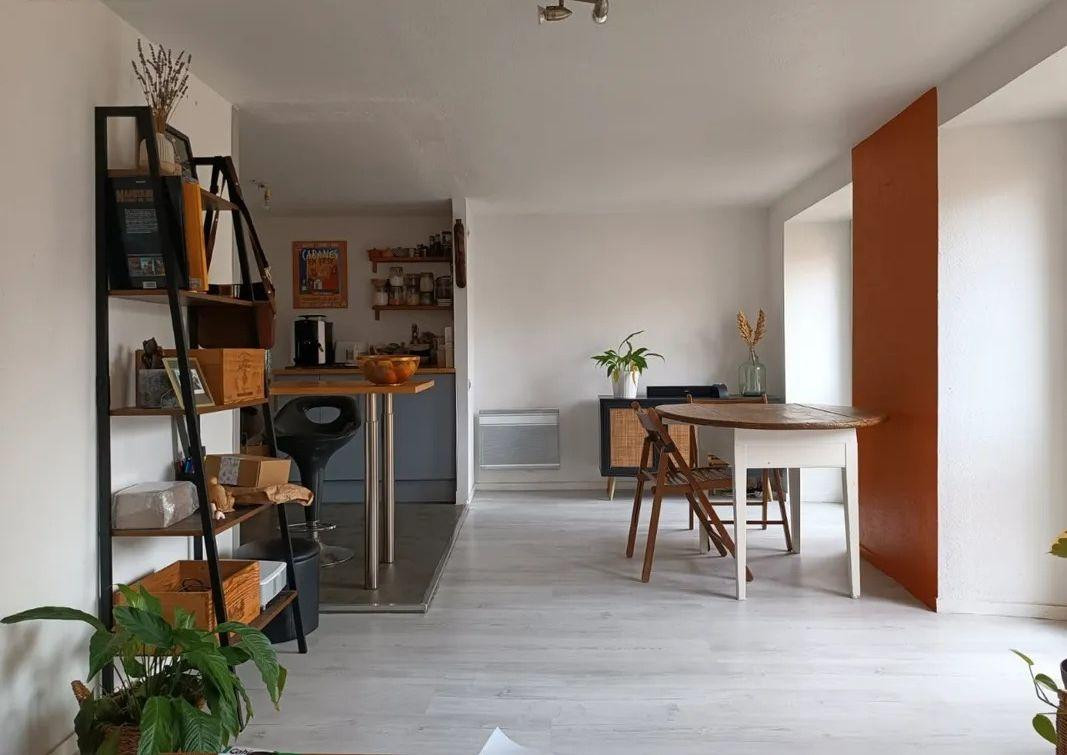 
                                                Location
                                                 Beau T3 meublé refait à neuf 62m² Centre