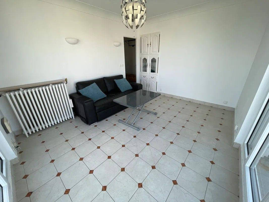 
                                                Location
                                                 Beau T3 traversant 59m² au dernier étage