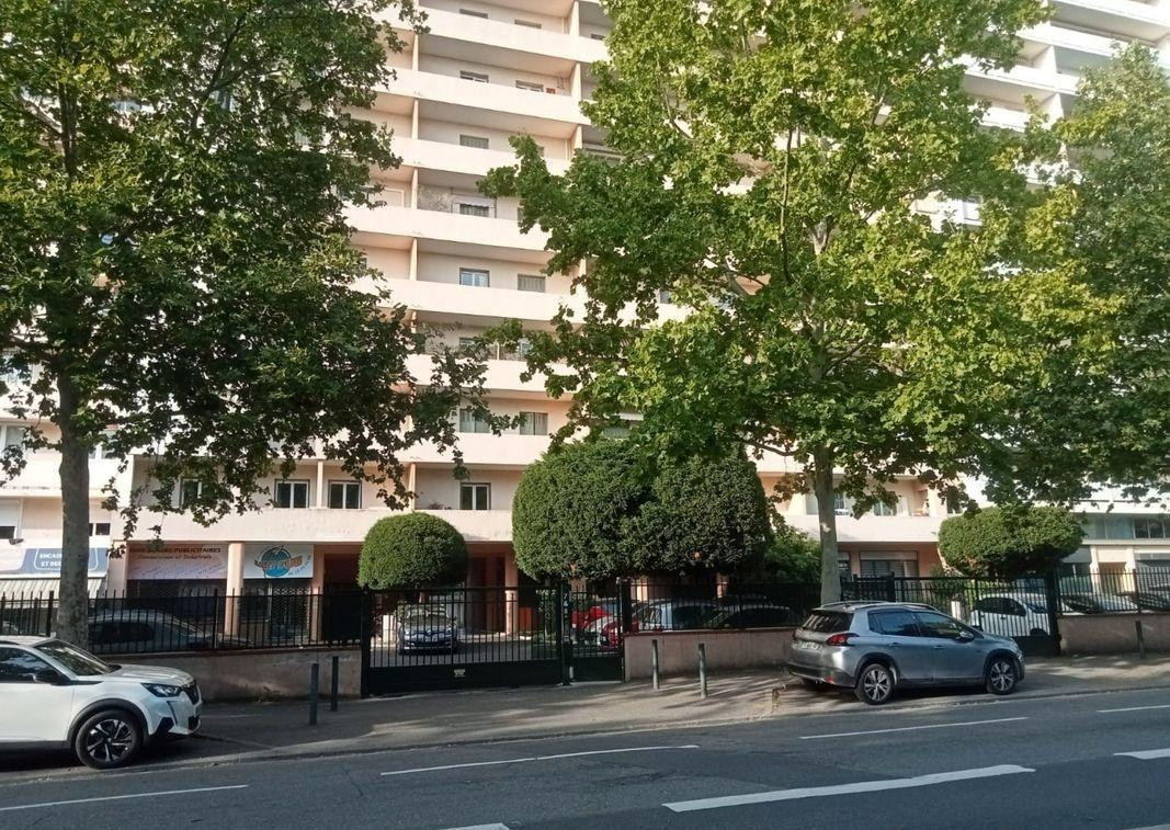 
                                                Location
                                                 Beau T3 traversant 70m² bld des Minimes