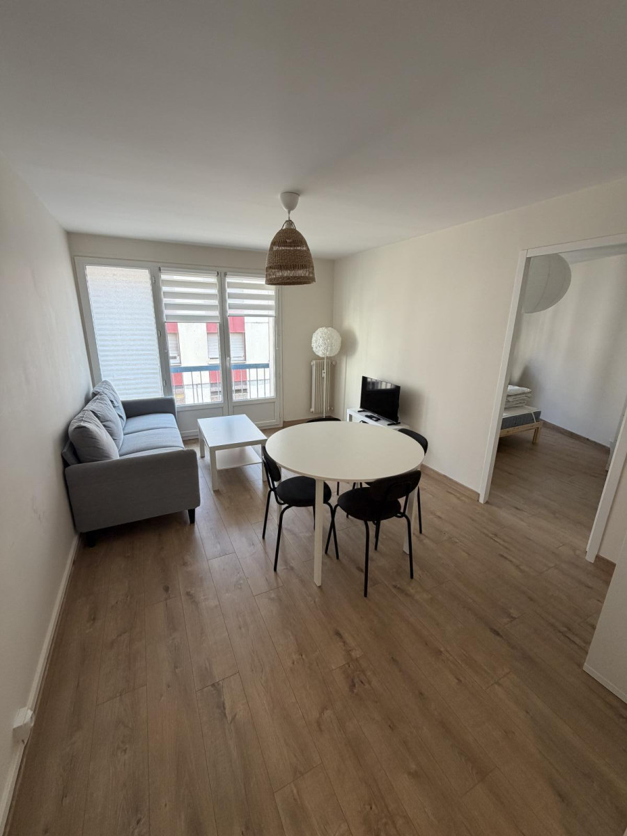 
                                                Location
                                                 Beau T3 traversant en colocation, rénové et meublé