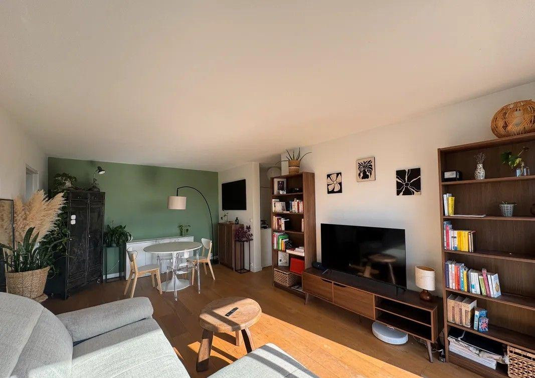
                                                Location
                                                 Beau T3 très lumineux et traversant de 67 m²