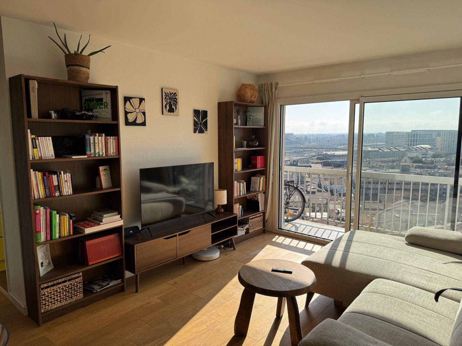 
                                                Location
                                                 Beau T3 très lumineux et traversant de 67 m²