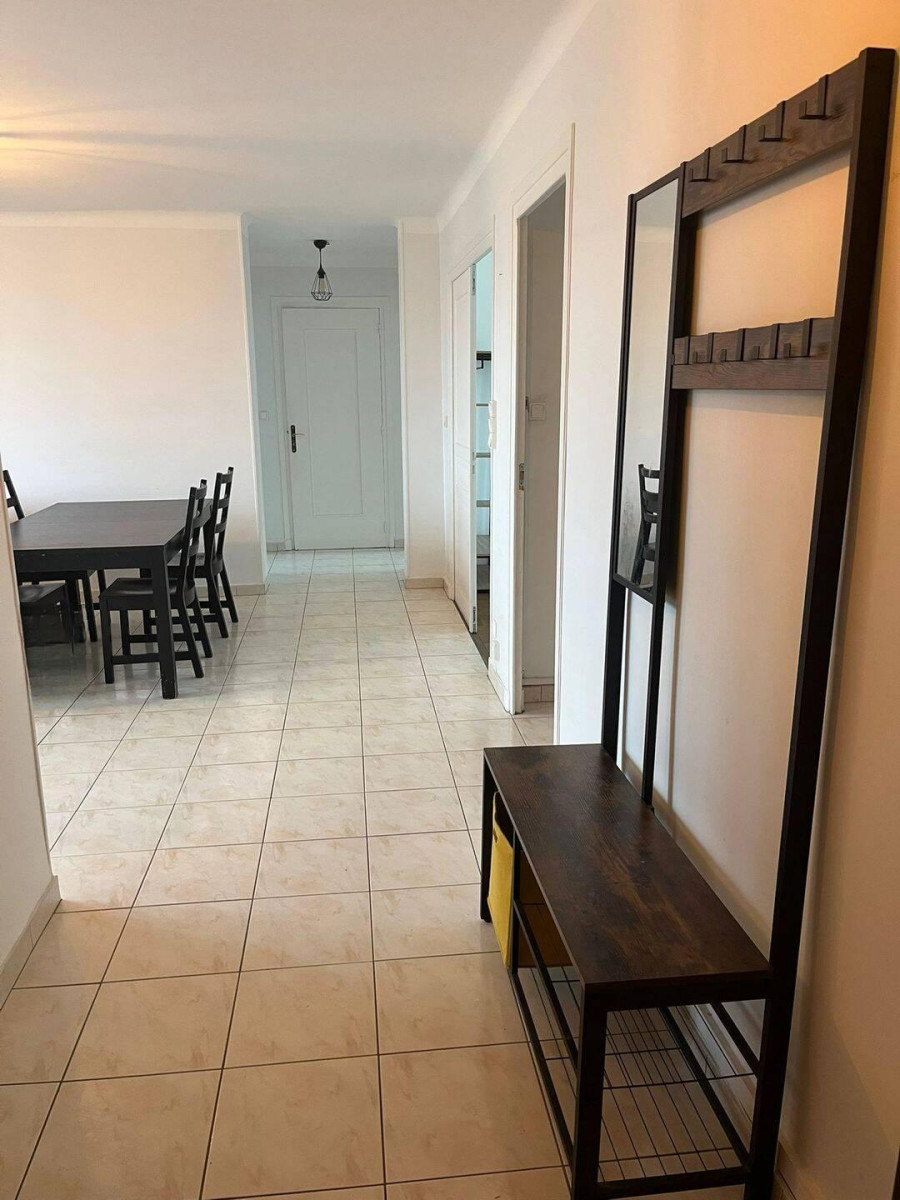 
                                                Location
                                                 Beau T4 meublé 82m² traversant et lumineux