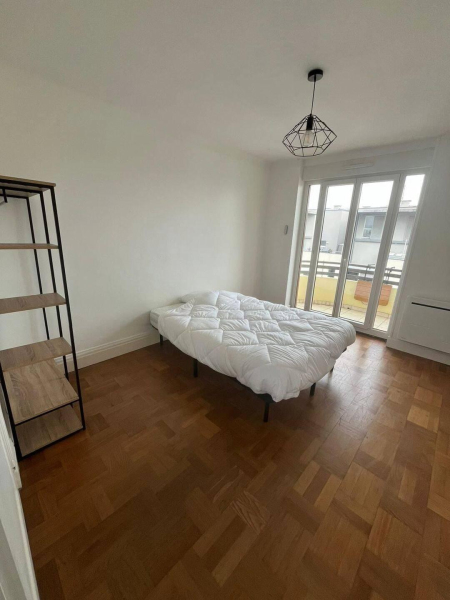 
                                                Location
                                                 Beau T4 meublé 82m² traversant et lumineux