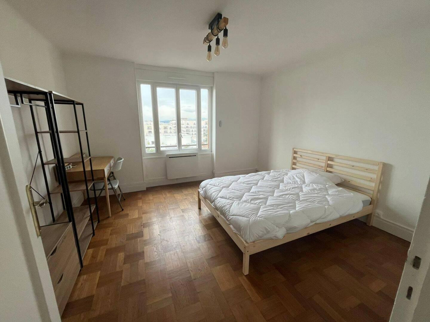 
                                                Location
                                                 Beau T4 meublé 82m² traversant et lumineux