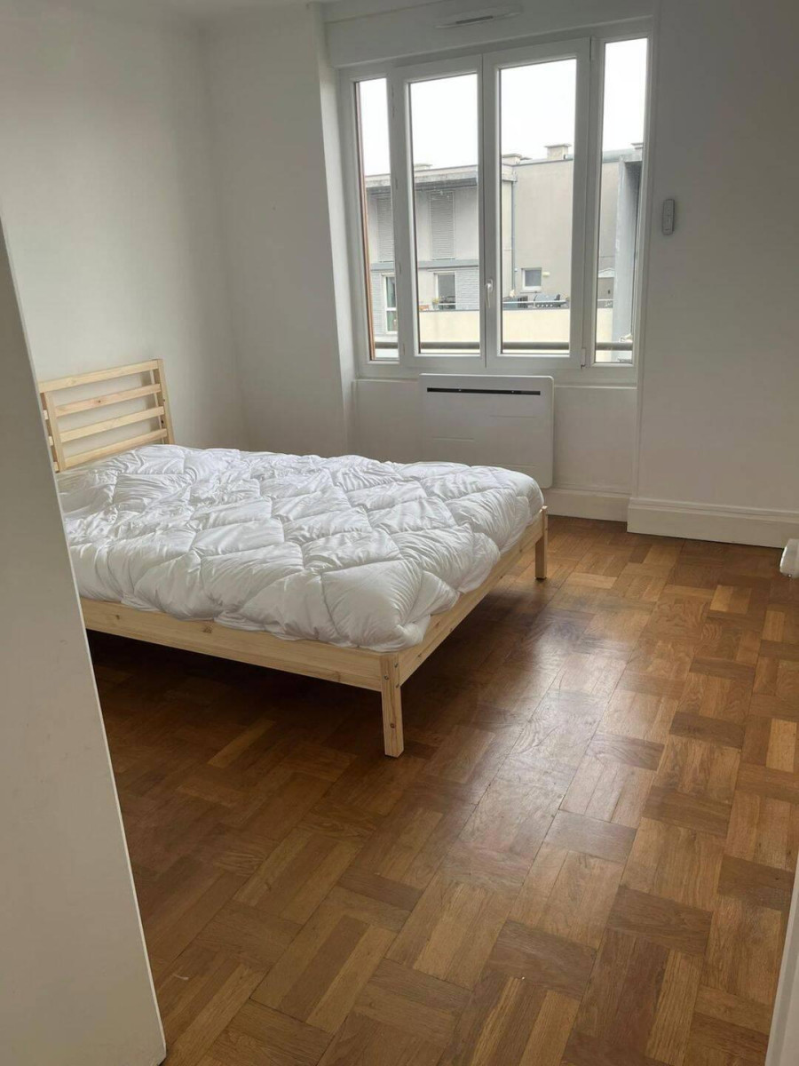 
                                                Location
                                                 Beau T4 meublé 82m² traversant et lumineux
