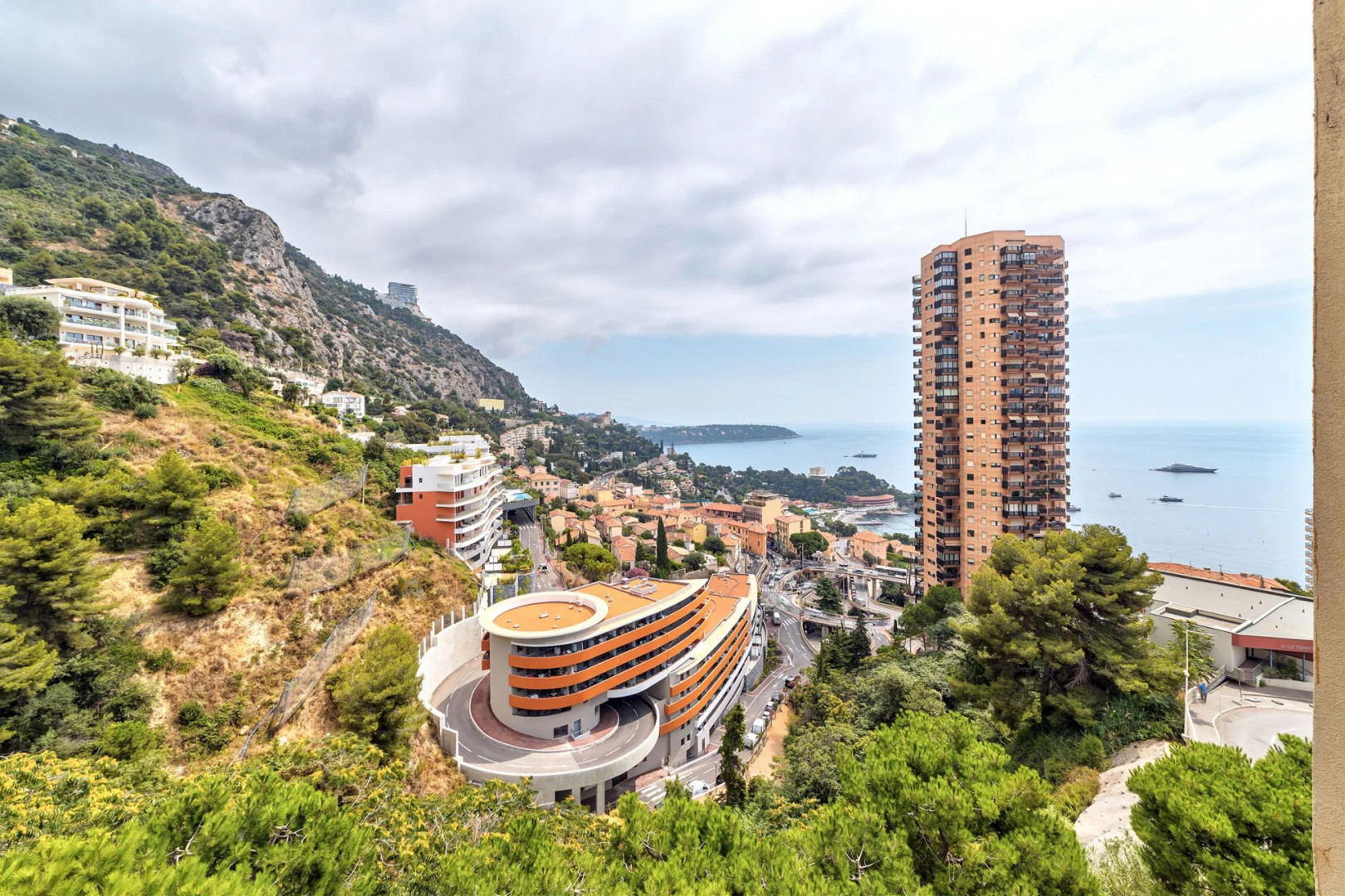 
                                                Vente
                                                 BEAUSOLEIL : Magnifique studio avec terrasse, vue mer, piscine à