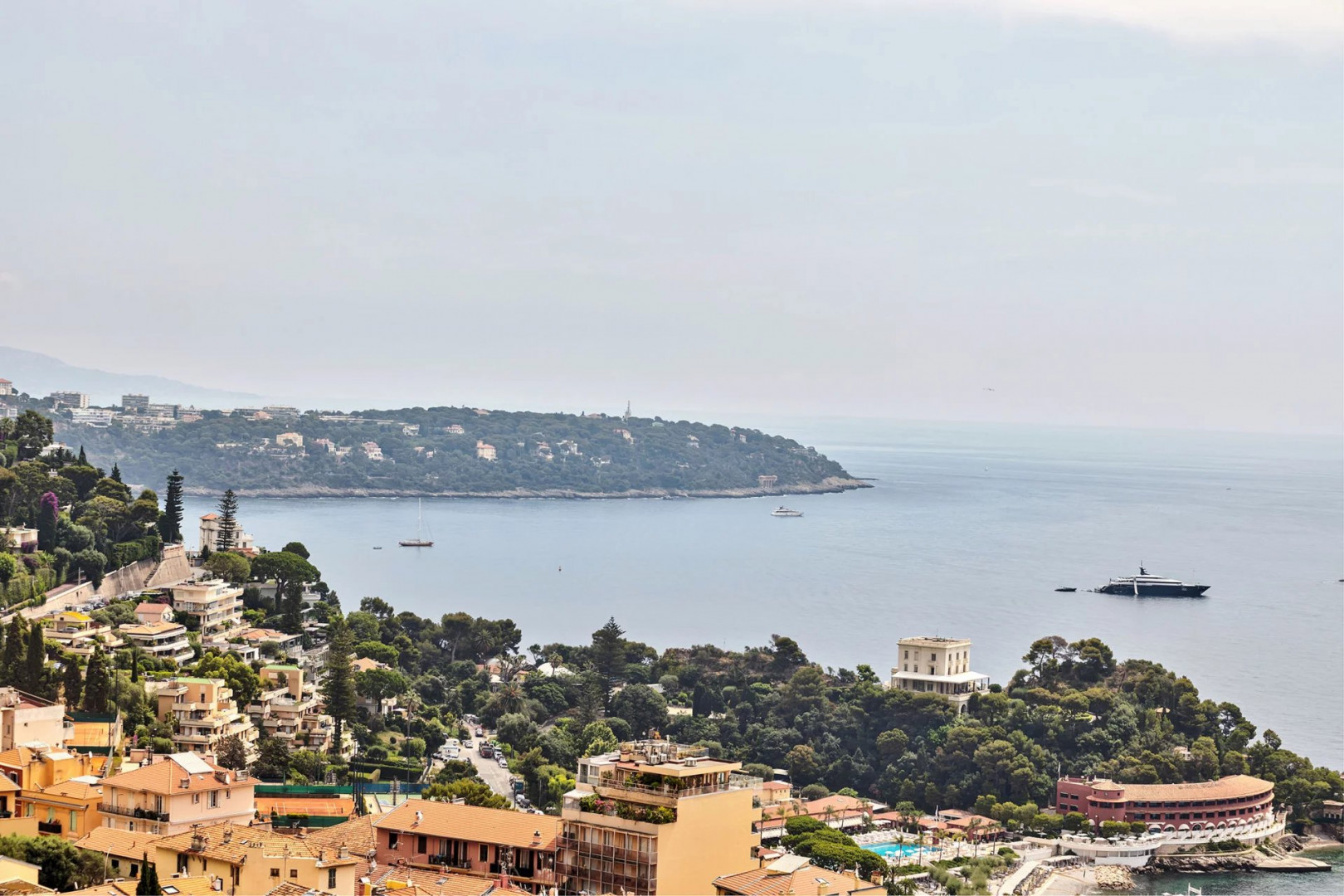 
                                                Vente
                                                 BEAUSOLEIL : Magnifique studio avec terrasse, vue mer, piscine à