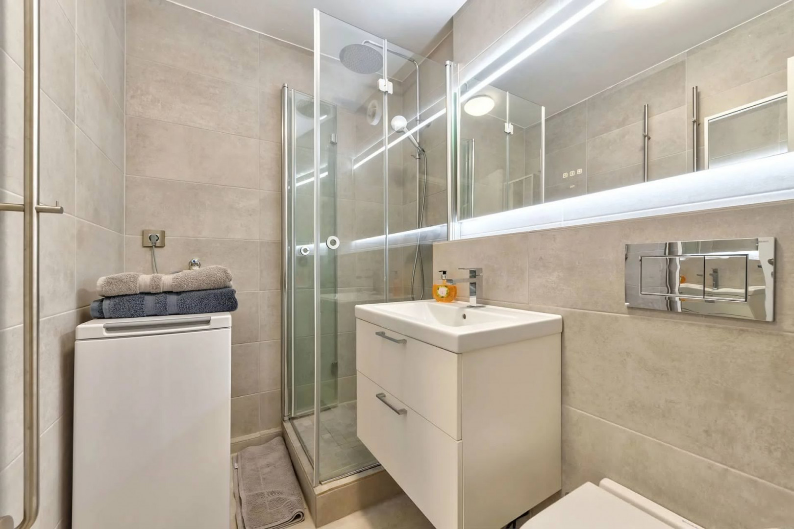 
                                                Vente
                                                 BEAUSOLEIL : Magnifique studio avec terrasse, vue mer, piscine à