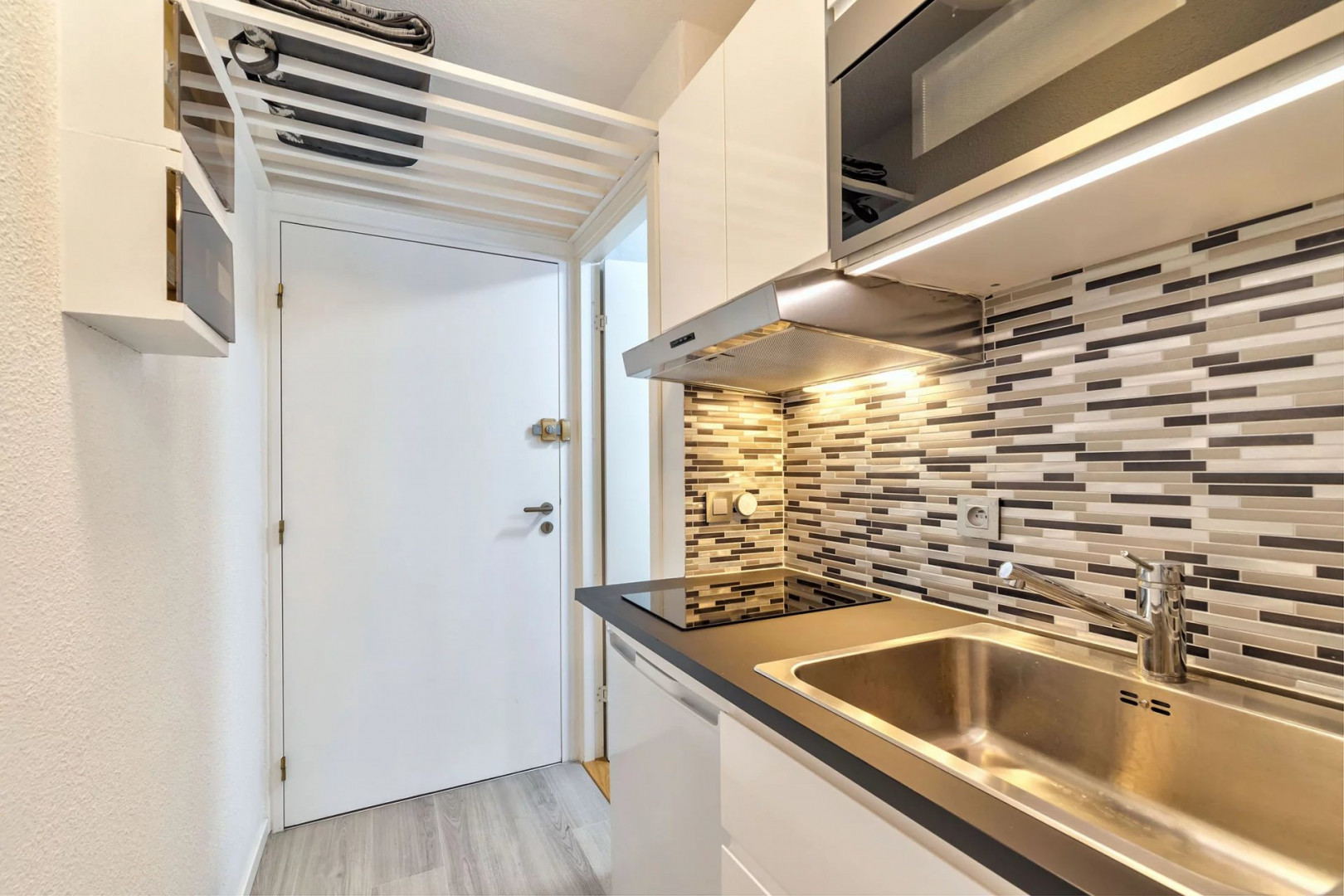 
                                                Vente
                                                 BEAUSOLEIL : Magnifique studio avec terrasse, vue mer, piscine à