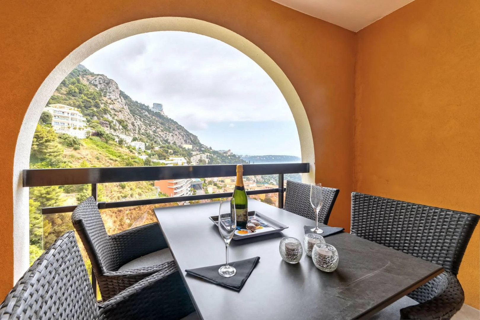 
                                                Vente
                                                 BEAUSOLEIL : Magnifique studio avec terrasse, vue mer, piscine à