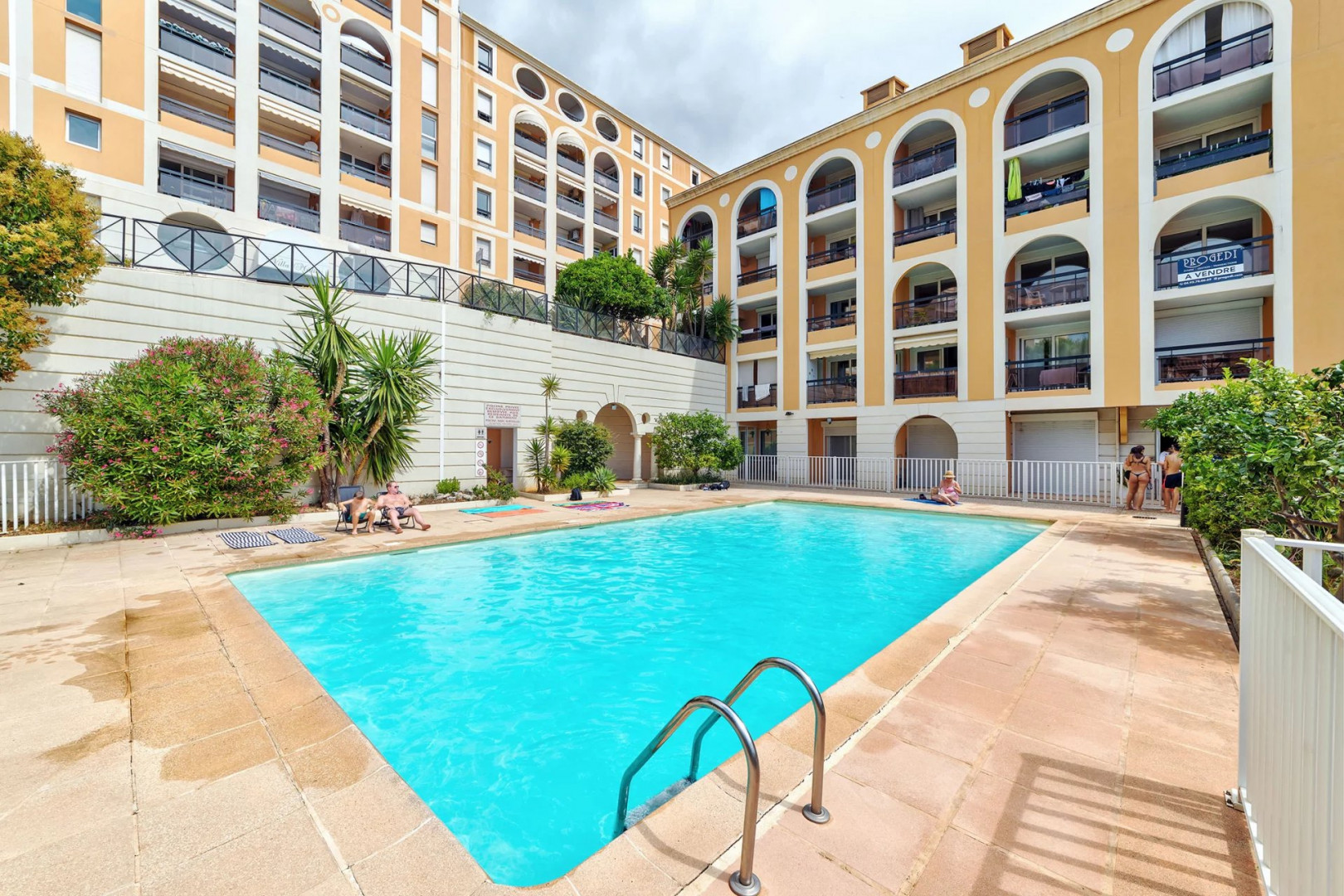 
                                                Vente
                                                 BEAUSOLEIL : Magnifique studio avec terrasse, vue mer, piscine à