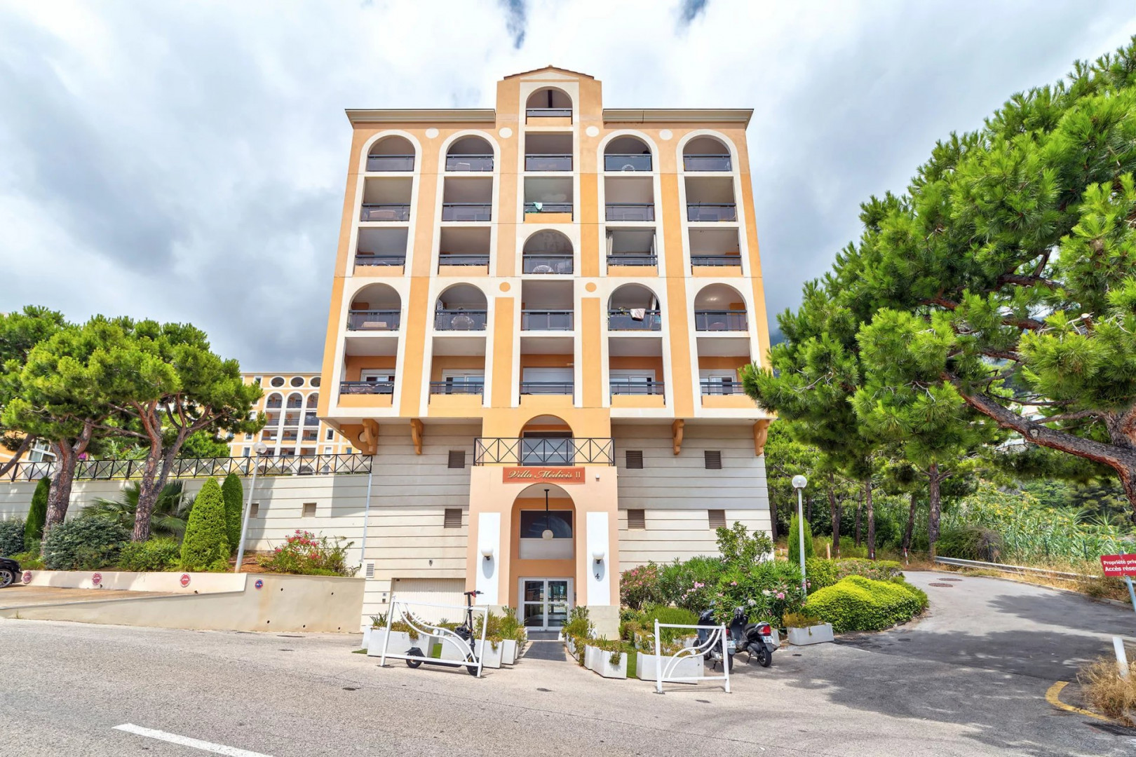 
                                                Vente
                                                 BEAUSOLEIL : Magnifique studio avec terrasse, vue mer, piscine à