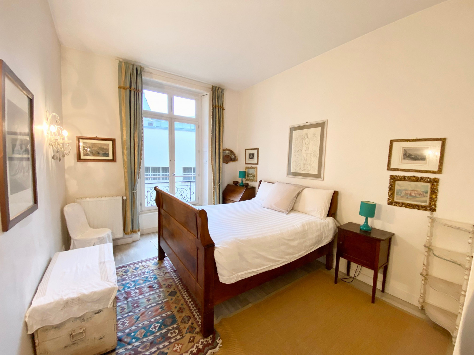 
                                                Location
                                                 Beautiful Apartment with Balcony Close to La Madeleine Church (loyer tout inclus)