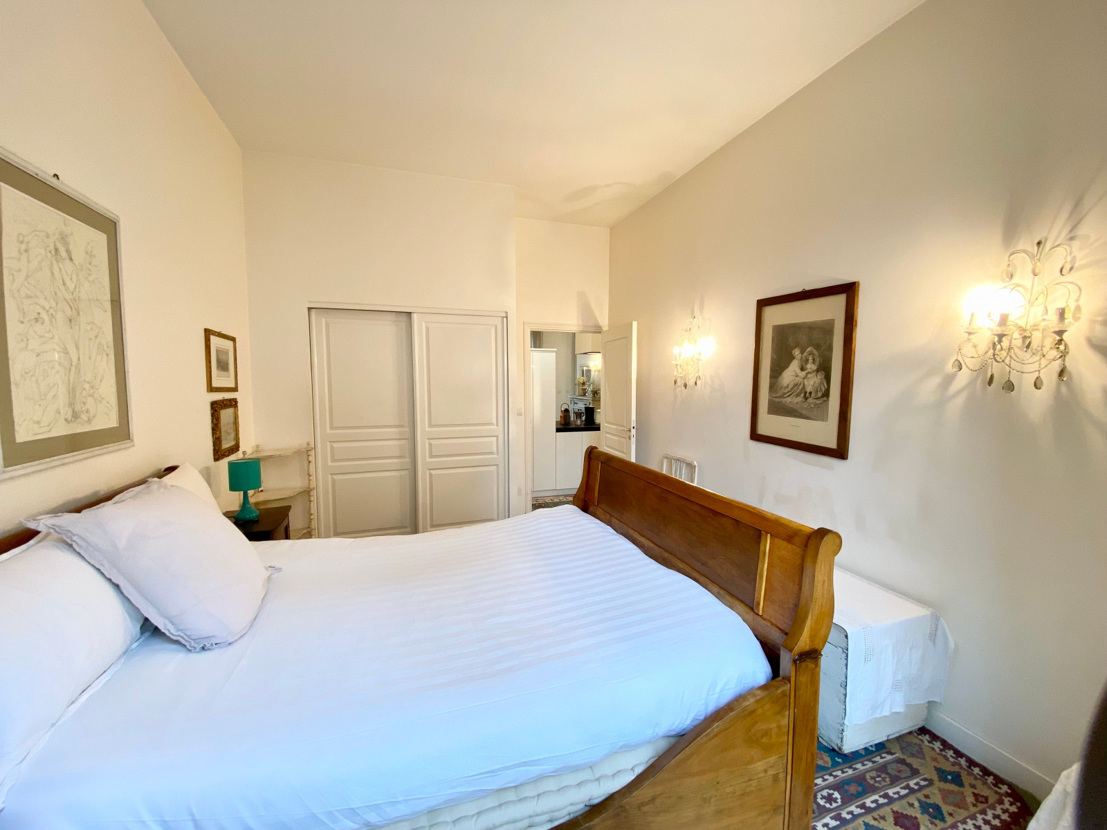 
                                                Location
                                                 Beautiful Apartment with Balcony Close to La Madeleine Church (loyer tout inclus)
